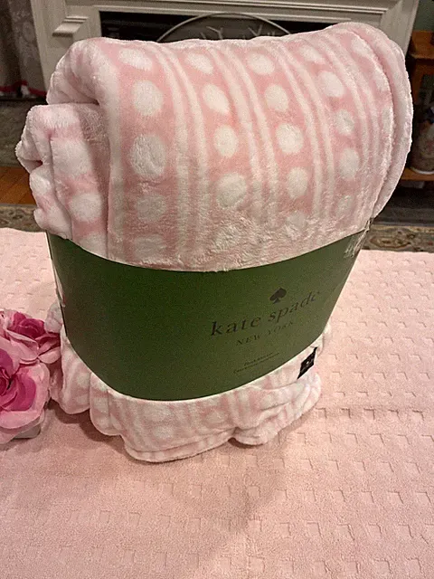 Kate Spade Queen /Full PINK & WHITE Polka Dots Soft Fleece Blanket NEW
